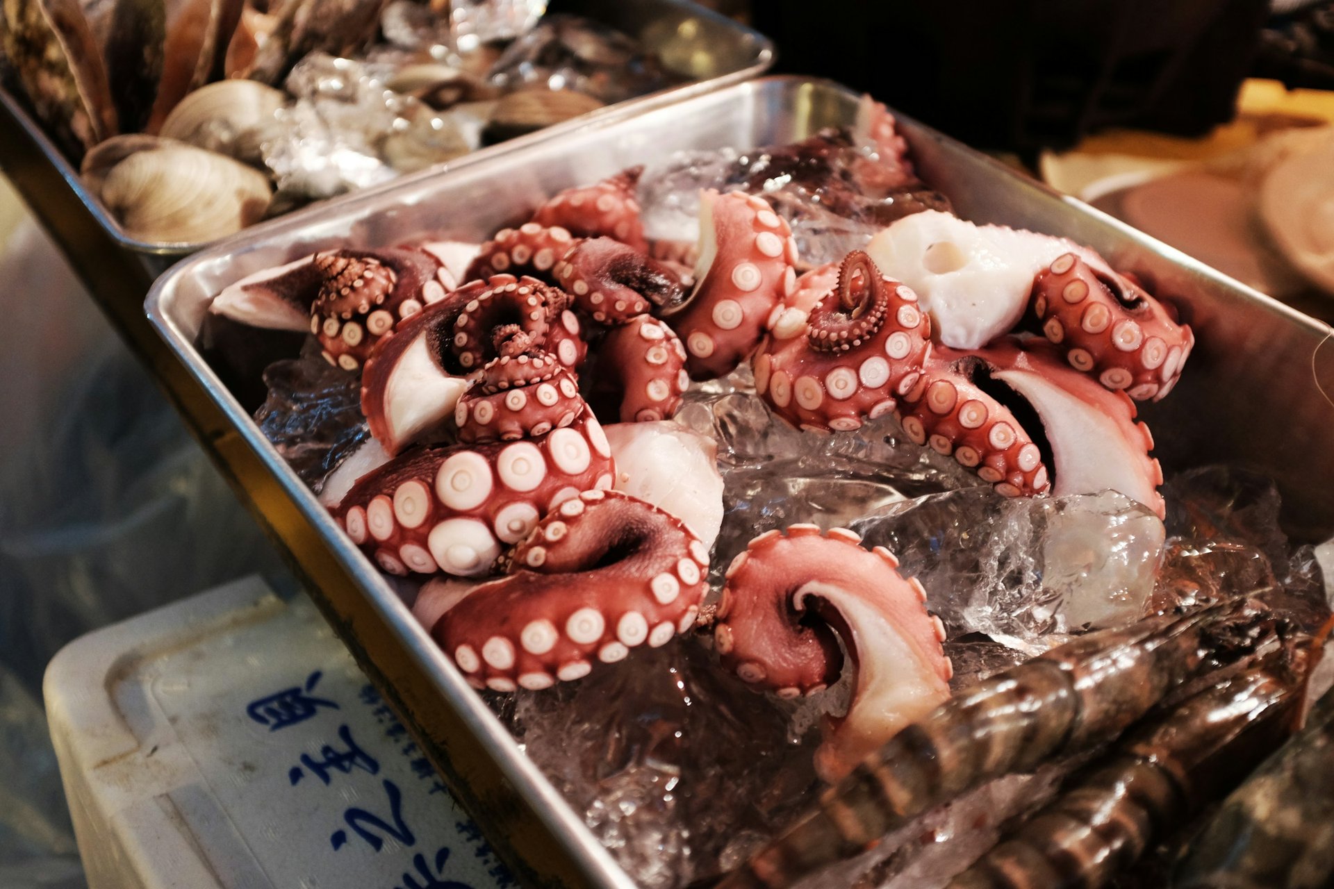 What are the best practices for handling raw shellfish in a seafood ...